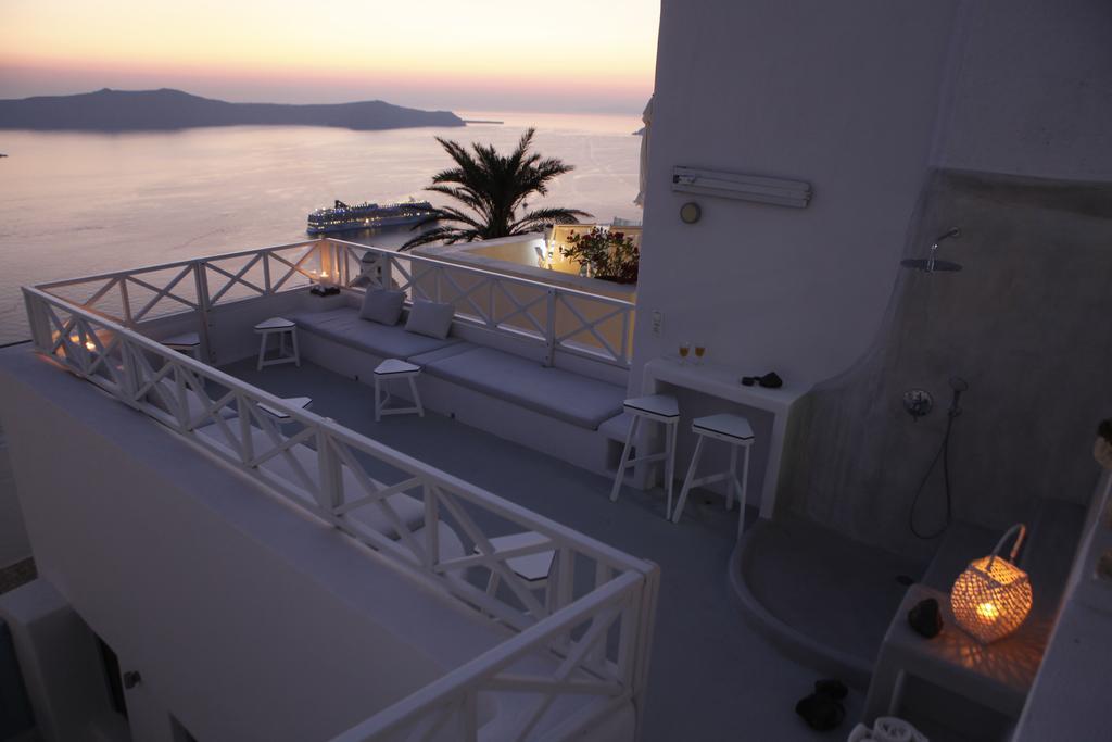 Santoniro Villa Fira  Bilik gambar